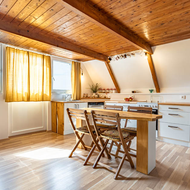 casa con diseño íntegro de madera de estilo moderno